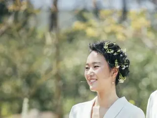 Yoon Jin Seo, wedding photos released. Elegant garden wedding.