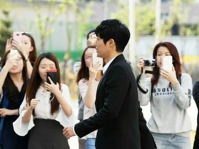 Kim Hyun Joong, to the court while receiving fans' support.