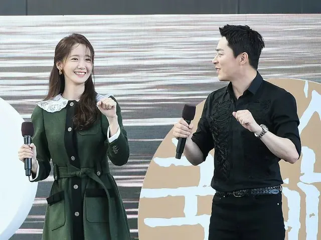 SNSD Yoona and actor Cho JungSeok are dancing in the movie “EXIT” open talk. . .