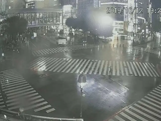 A scramble crossing in Shibuya, Tokyo, in an extremely large typhoon. “Impossibl