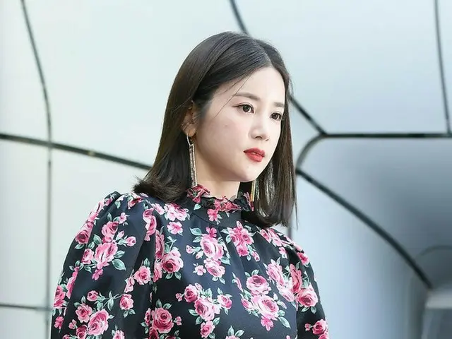 Apink Cholon attends the “2020 S / S Seoul Fashion Week” LANG & LU collection. .