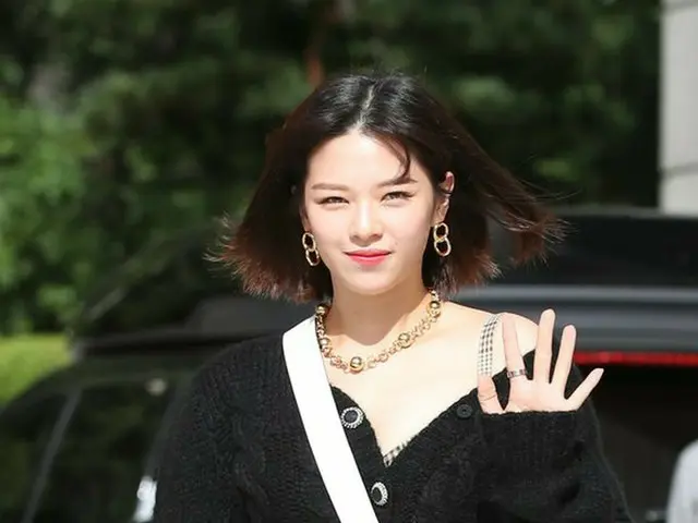 TWICE Jeongyeon and JIMMY CHOO attended an open commemorative event. On the afte