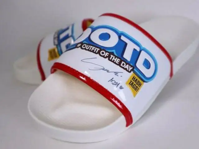 The late SULLI, an auction of signed slippers, was Hot Topic in Korea. .  ● At t