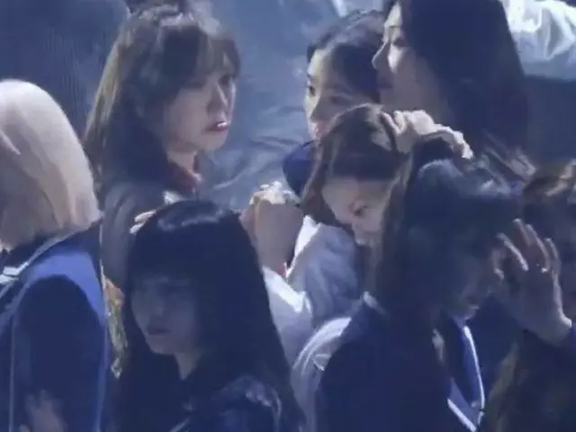 RedVelvet Wendy's facial expression when he realized that he had lost his earrin