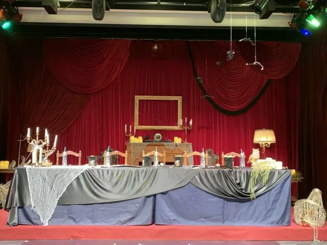 TXT, fans autographing session venue is Hot Topic. .  ● Convenient venues that h