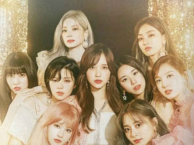 TWICE's album “Feel Special” achieved 400,000 shipments based on the Gaon chart.