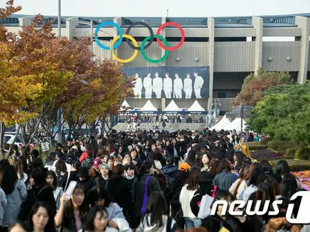 BTS, Seoul Final concert “LOVE YOURSELF: SPEAK YOURSELF” tour scene. Many fans a