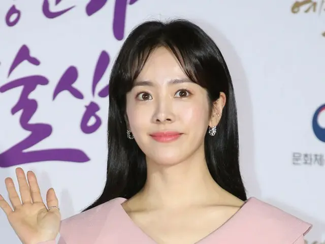 Actress Han Ji Min, a smiling smile. .  ● Received the Prime Minister 's Commend