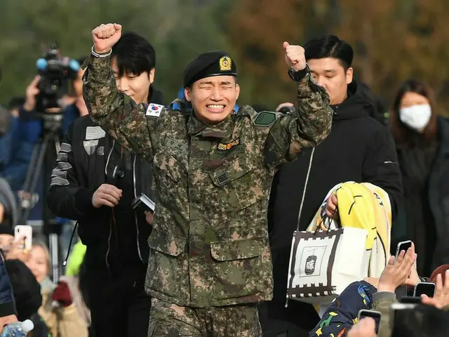 The face of D-LITE posted on SNS by TOP (BIGBANG). . . 