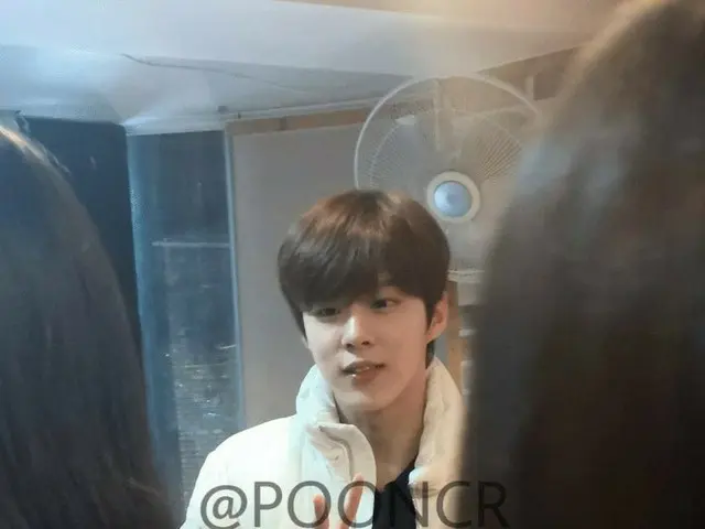 X1 Usok, Hot Topic. . ● Encounter with a fan at the dining room in Seoul. ●Commemorative photo with