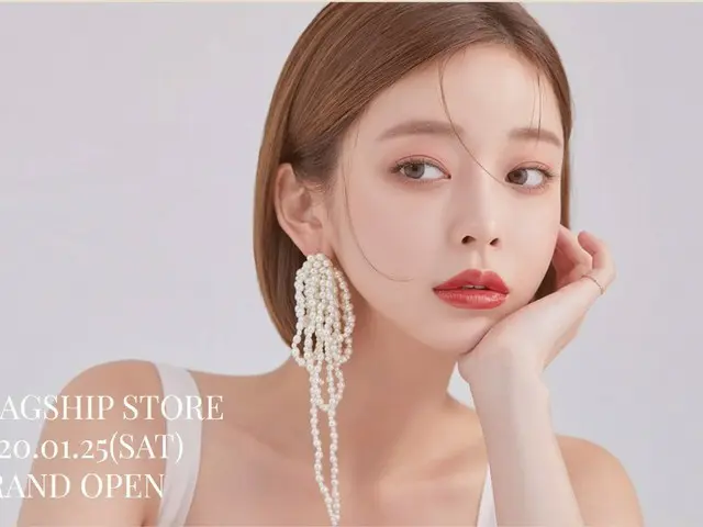 Model Kang Taeri opens her own cosmetics shop in Osaka on 1/25. . .