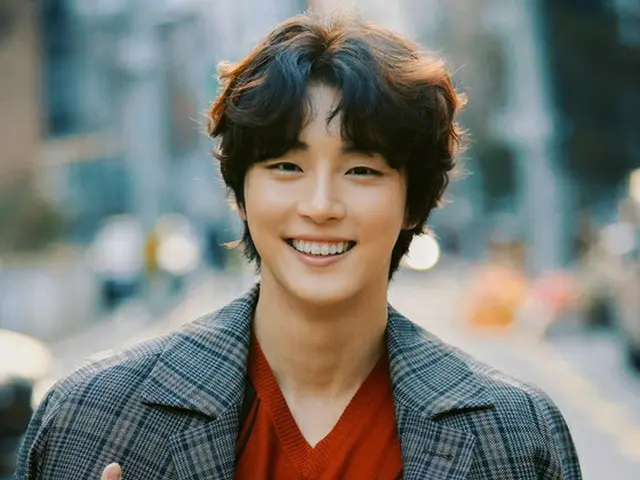 Actor Yoon Si Yoon confesses on a radio show that he was renamed at the age of20. . -The original na