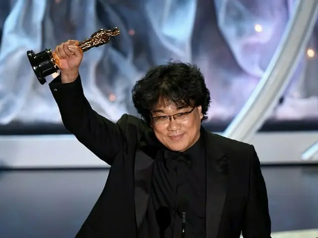 Pon JUNHO, director of the movie Parasite Semi Underground Family, won the Acade