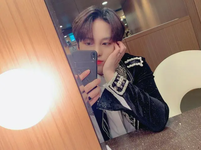 [T Official] ATEEZ, [#Johnho] I want to show this Tini a photo that is not from 