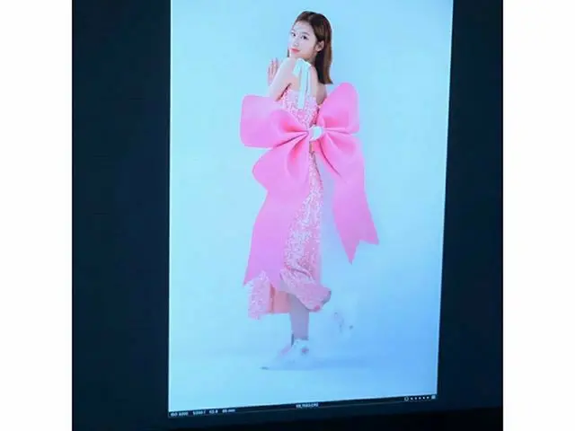 [G Official] TWICE, ❤️🧡💙🎀  #1stLOOK #F1RST look.   