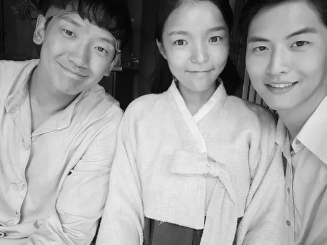 Actress Park Jin Joo, updated SNS. A black-and-white photograph with Rain (Bi)co-starring in the mov