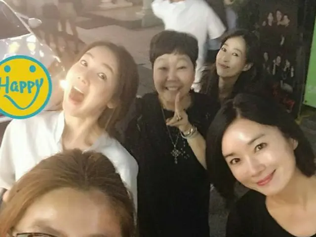 Actress Choi · Ji Woo et al., Blessed Yoon Yoo Sung's first performance of thenew play. Lee Yun Mi r