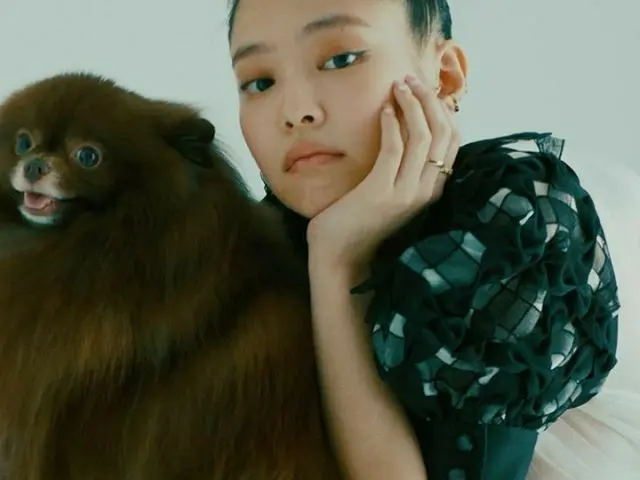 [G Official vog]   #VoguePop  Mademoiselle JENNIE and her companion dog Kumagai 