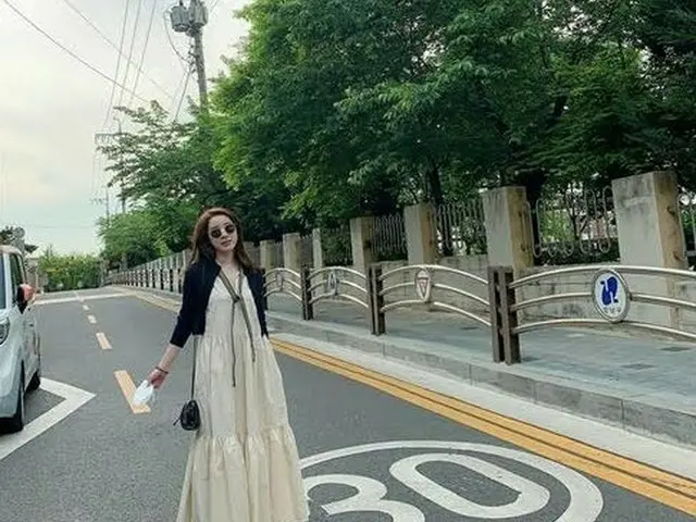 Apologies as affair by singer Seo Inyoung posting a photo crossing the roadway o