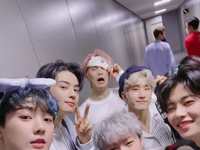 [T Official] ASTRO, Loha sleep well~ 🌙  Photo with my dear brothers 📸  #Visit 