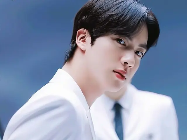 #BTS JIN, this scene of the commercial is trending for some reason among Korean 