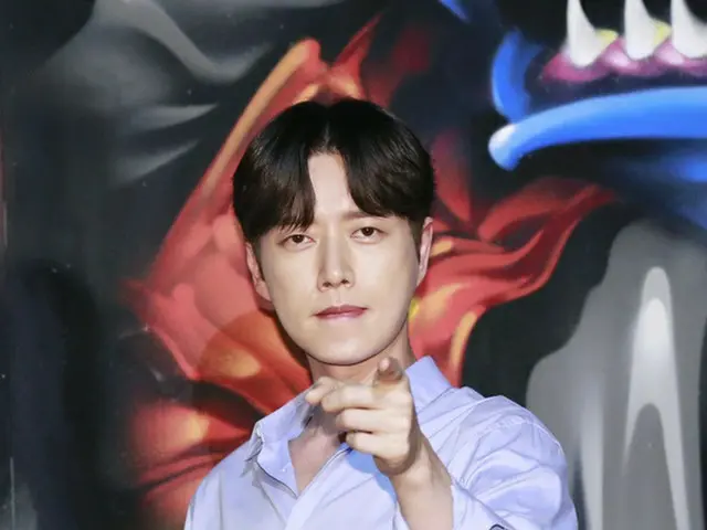 Actor Park Hae Jin urges fans to watch out for fake accounts on social media.