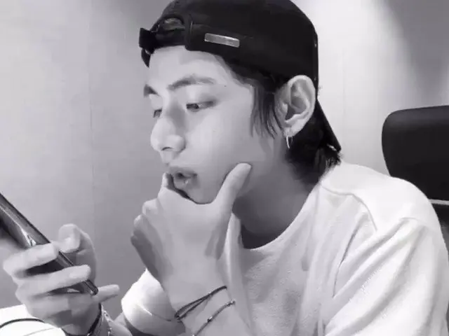 #BTS V, "Sneak look" is Hot Topic in Korea.  ● The screen was black and white in