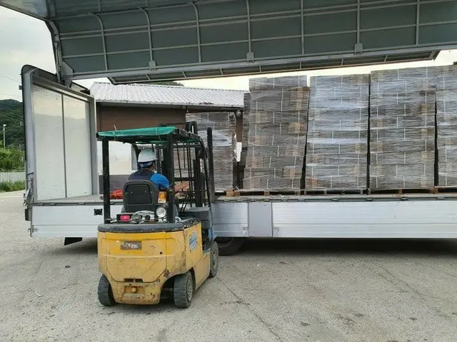 The hotness of IZONE and Korean fans is Hot Topic.  ● Fans volunteer at the CD a