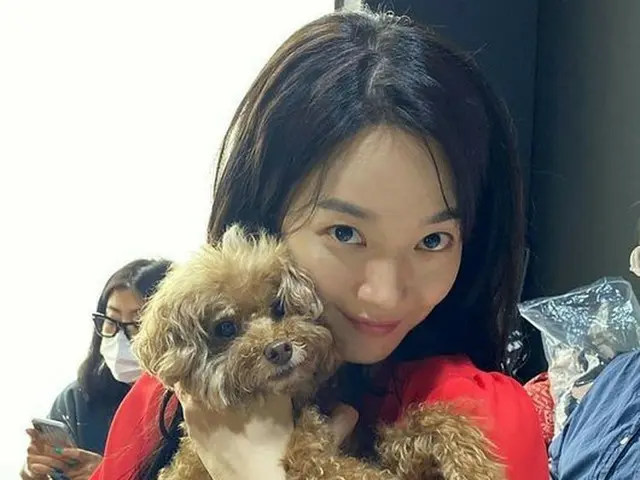Actress Shin Mina in her bright red tops, holding a puppy, she shared her latest