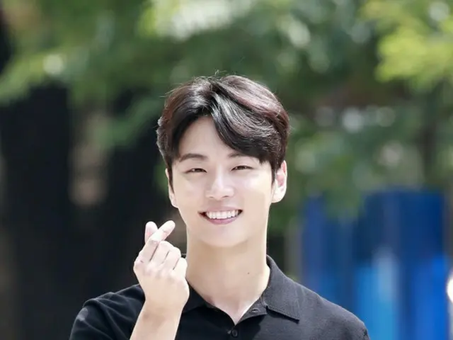 Actor Yoon Si Yoon goes on SBS Power FM "2 o'clock escape cult show".