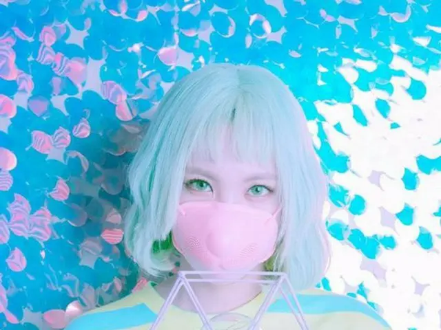 Minty "High School Rapper", steals the stage costumes of the band "About U" and 