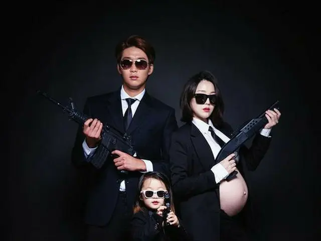 A funny family memorial picture based on the concept of the movie "Men in Black"
