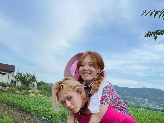 Hyuna and Dawn are in public relationship, Hyuna who tried on the clothes and Da