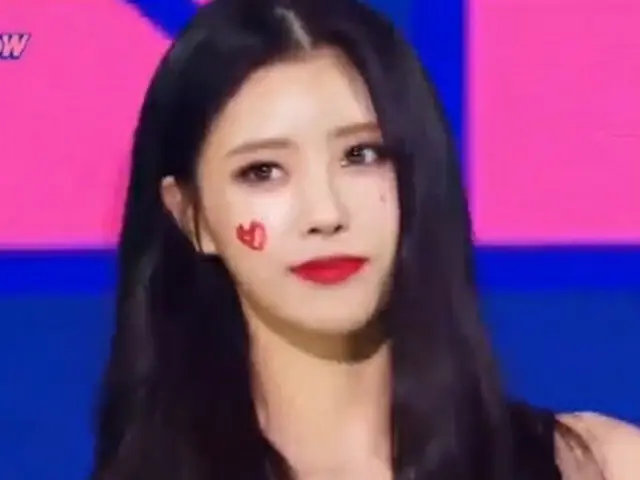 #LOVELYZ, today's #1. "THE SHOW".  ● A smile returns to Miju, a sexual harassmen