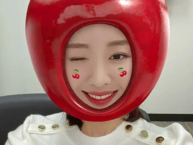 [T Official] LOONA, today is the day with baby apple MC #Eve 🚨 After a while, s