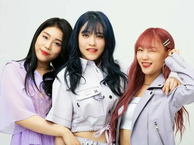 ”Girls' Alert” to produce a web comic with themselves as the main characters.