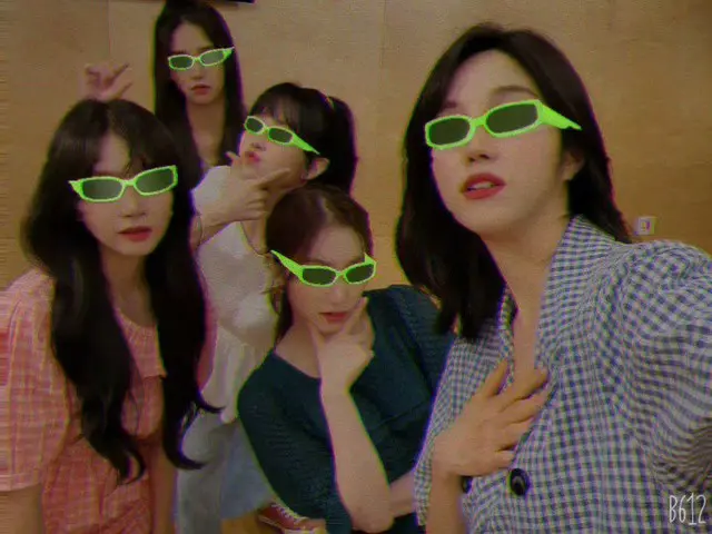 [T Official] LABOUM, [#LABOUM] Latte ❣ Fun weekend sending 🕶🤔 #LABOUM #Yoojung