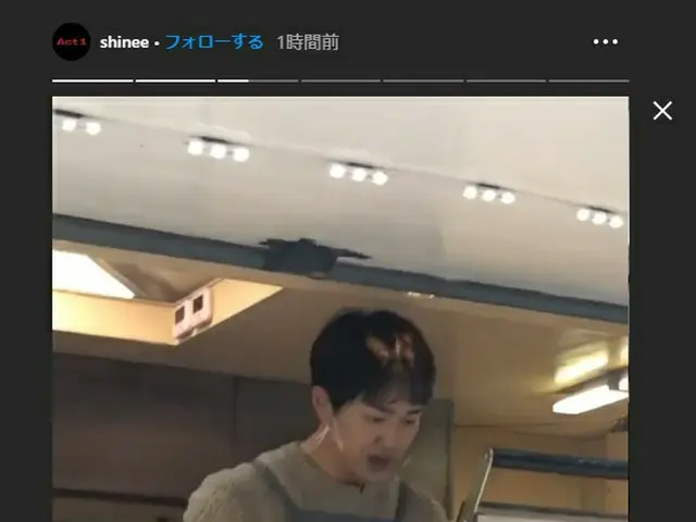 "SHINee" Onew is making Taiyaki himself in front of the SM company building and 
