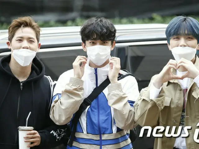 "B1A4" Go to KBS for "You Hee-yeol's Sketchbook" recording.