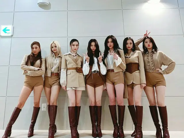 [T Official] CLC, [📸] 201031 2020 #KMDF #Kora ARMY We, Chi ᆾ HANI, met at theMusic Drive Festival �