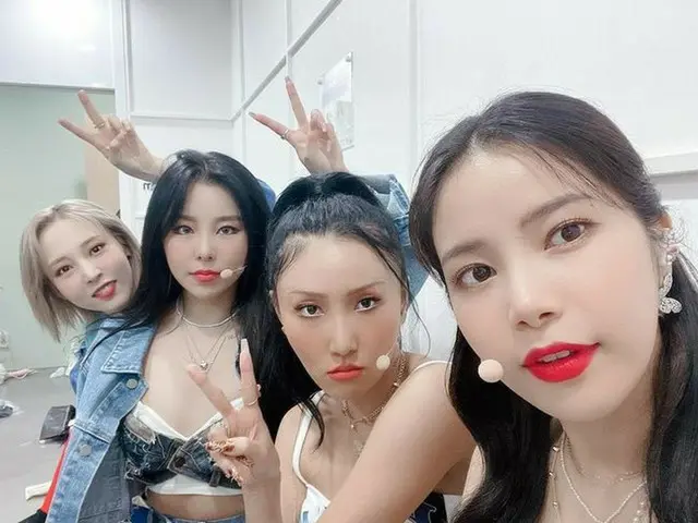 MAMAMOO, Wheein revival. A dressing room of "Music Bank" with all four people.