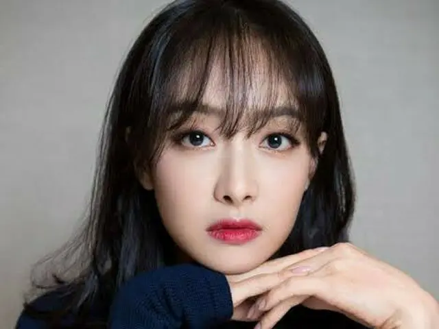 f(x) Fan's "obsession" is Hot Topic in China. ● Immediately after debuting in 20