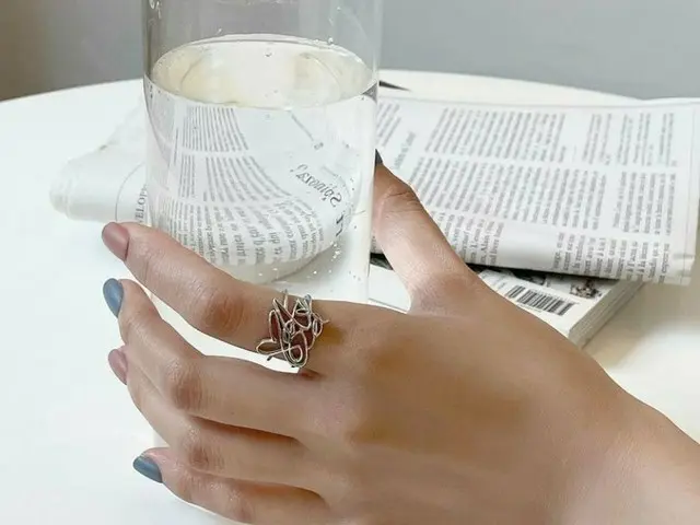 SM Entertainment, new goods are Hot Topic in Korea. Each photo is a "Sign ring" 