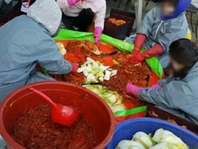 Singer Lee Jong Hyun has been criticized by some for making kimchi without a mas