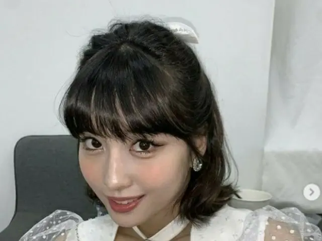 Instagram text exchange between Momo (TWICE) and Sunmi. When asked by Momo, "Wha