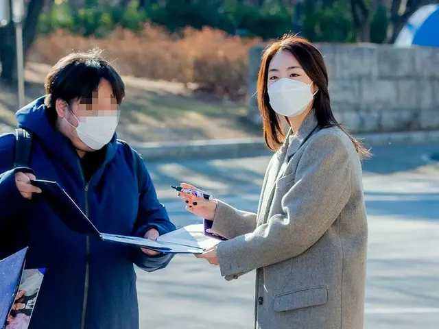 Actress Lee Yeon Hee, arriving to work, is approached by fans and responds to si