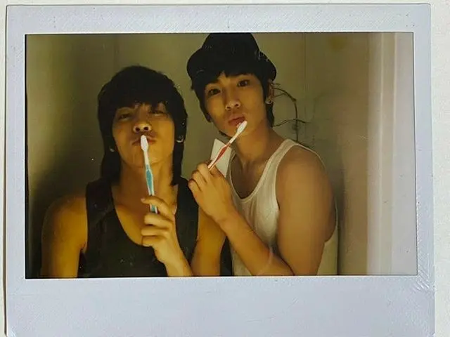 In memory of Key (SHINee) and the late Jong Hyun. "I want to meet you very much.