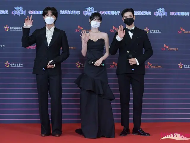 Photo time of today's MCs such as #Yunho (U-KNOW TVXQ), actress Shin YeEun, and 