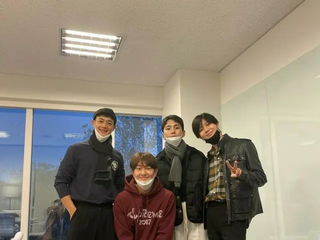 [Photo of the Week] #SHINee Onew's birthday, members gathered. ● Although not sh