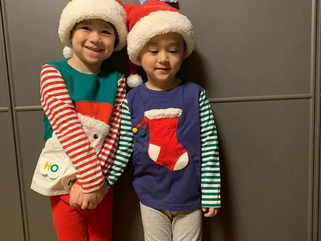 Talent Sam Hammington's sons William & Bentley, Santa Claus is cute.